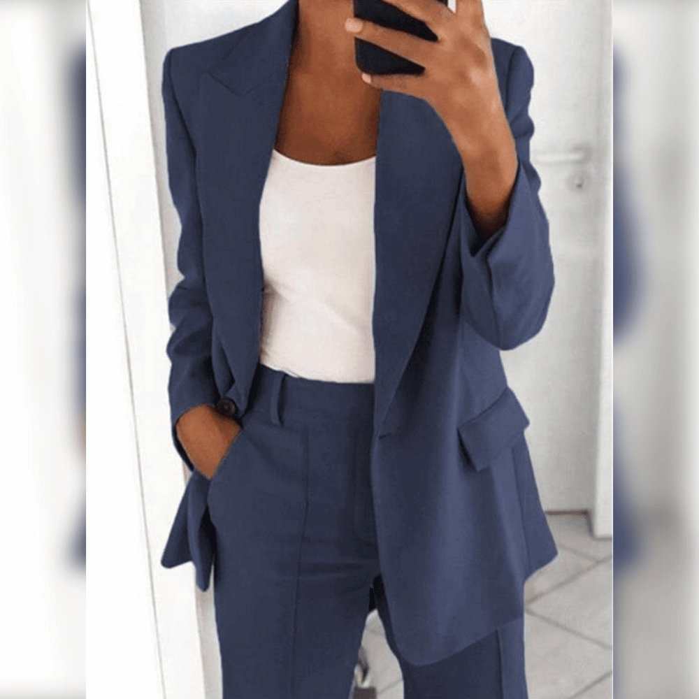 "Eleganter Damenanzug mit Blazer und Hose in Beige, stilvolle Schnittführung, hochwertiger Stoff, Größe XS bis 3XL verfügbar.