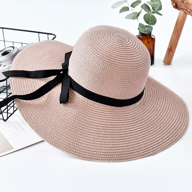 "Eleganter Damenhut mit breiter Krempe, vielseitig und schick für sommerliche Anlässe."
