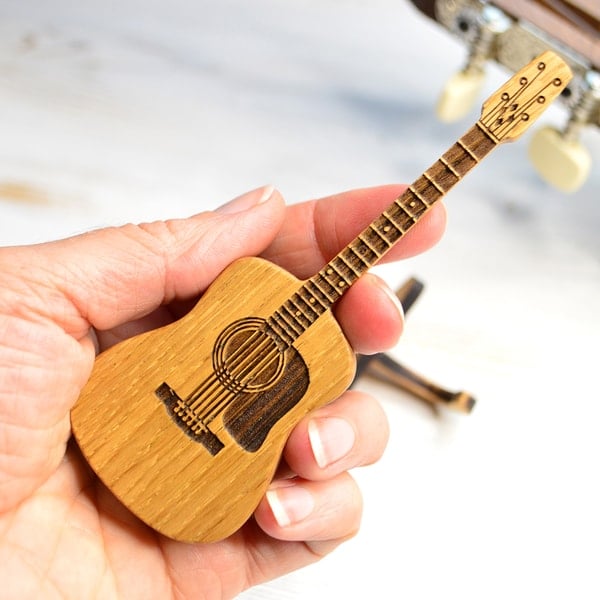 "Eleganter Gitarrenplektrenhalter aus Eichenholz, mit Gravur und inklusive Ständer, plus 3 Gratisplektren."
