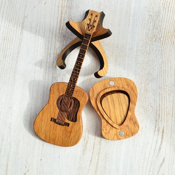 "Eleganter Gitarrenplektrenhalter aus Eichenholz, mit Gravur und inklusive Ständer, plus 3 Gratisplektren."