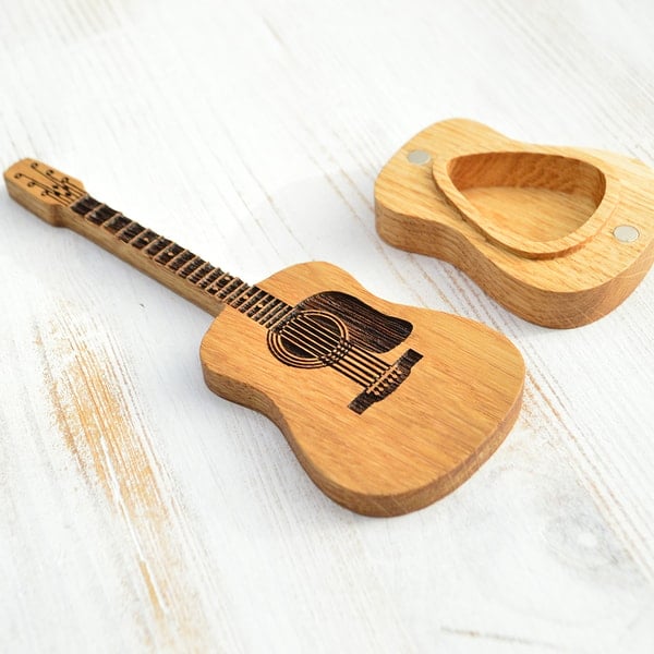 "Eleganter Gitarrenplektrenhalter aus Eichenholz, mit Gravur und inklusive Ständer, plus 3 Gratisplektren."