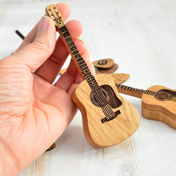 "Eleganter Gitarrenplektrenhalter aus Eichenholz, mit Gravur und inklusive Ständer, plus 3 Gratisplektren."
