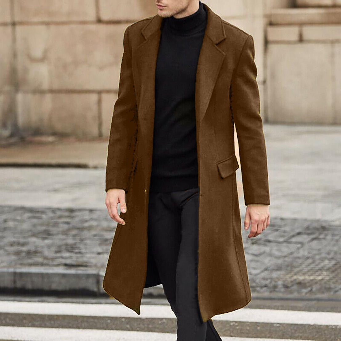 "Eleganter Herren Wollmantel, klassische Silhouette, komfortabel, Frontansicht, mit stilvollem Reverskragen und Taschen"