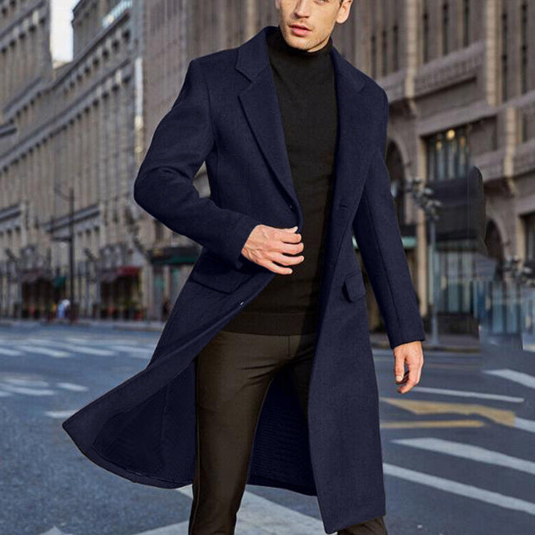 "Eleganter Herren Wollmantel, klassische Silhouette, komfortabel, Frontansicht, mit stilvollem Reverskragen und Taschen"