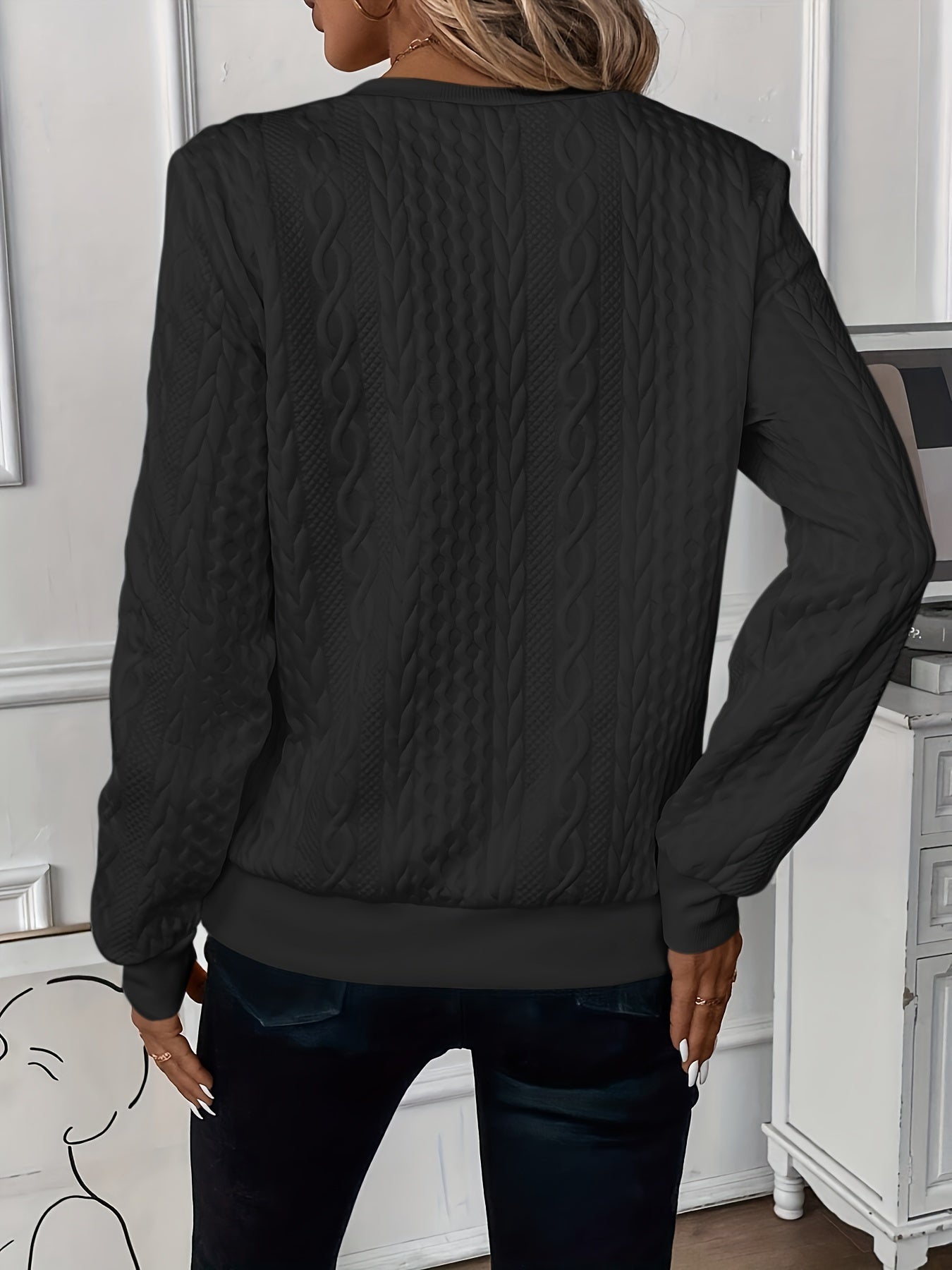 Eleganter navyfarbener Damenpullover mit modernem Reißverschluss, weichem Stoff und vielseitigem, zeitlosem Design.