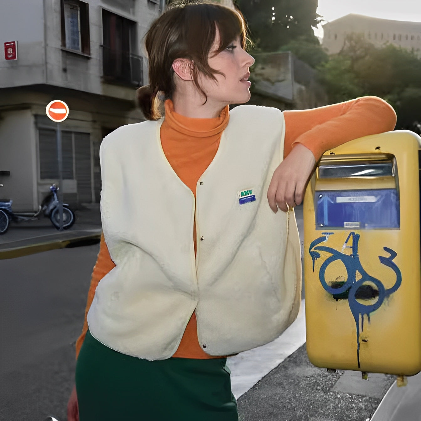 Elegant åpen strikkegenser for kvinner i beige med myk tekstur, ideell for stilige antrekk til enhver anledning.