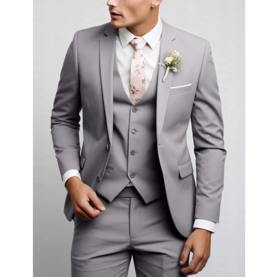 "Eleganter schlanker Herren-Hochzeitsanzug, Dreiteiler mit Zweiknopf-Jacke, Weste und Hose für formelle Anlässe."