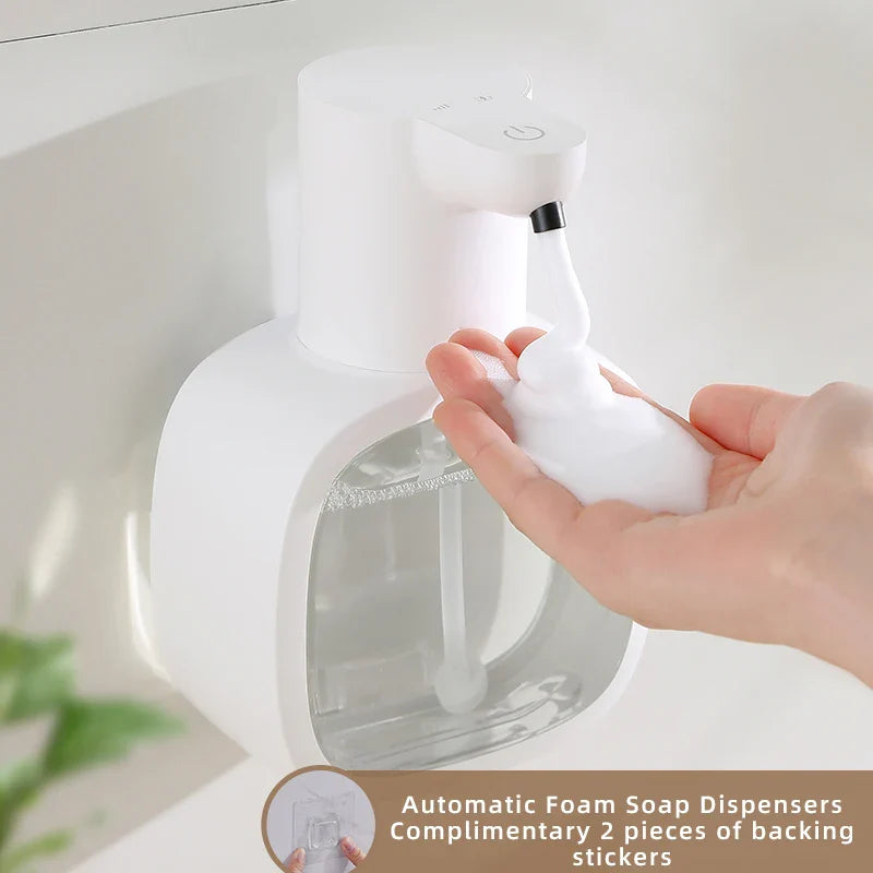"Eleganter weißer Wand-Seifenspender 500 ml, berührungslos, mit Infrarotsensor und USB-Ladefunktion, ideal für moderne Räume.