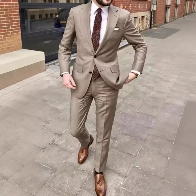 "Eleganter zweiteiliger Herrenanzug in klassischem Schnitt, ideal für Hochzeiten und formelle Anlässe, in Dunkelgrün."