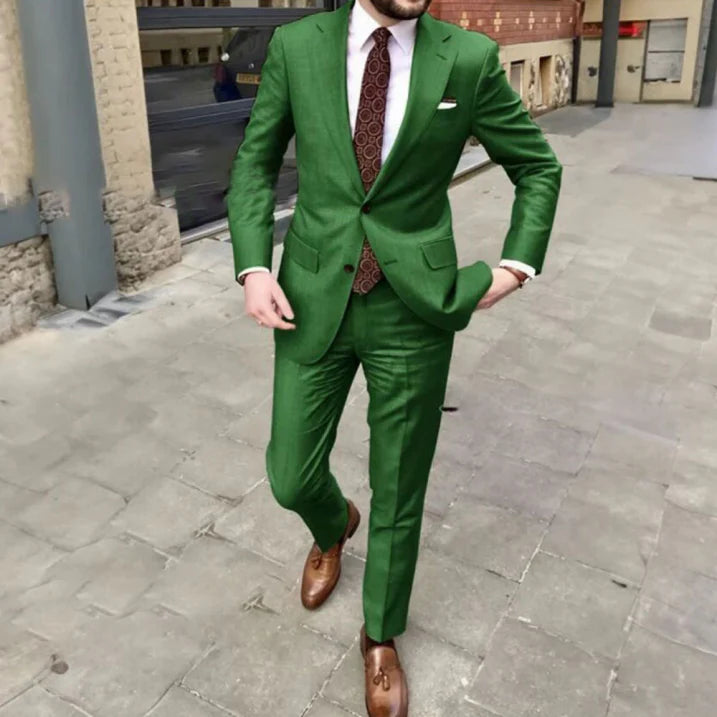 "Eleganter zweiteiliger Herrenanzug in klassischem Schnitt, ideal für Hochzeiten und formelle Anlässe, in Dunkelgrün."