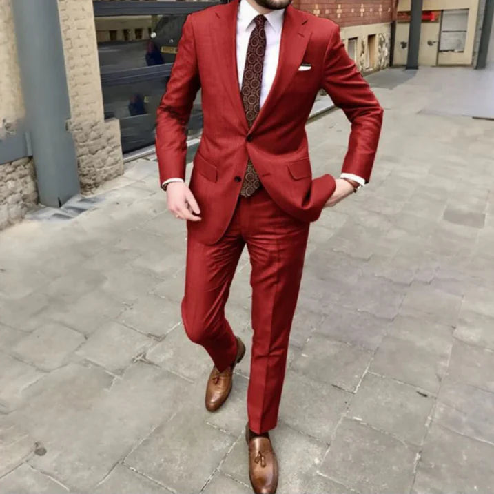 "Eleganter zweiteiliger Herrenanzug in klassischem Schnitt, ideal für Hochzeiten und formelle Anlässe, in Dunkelgrün."