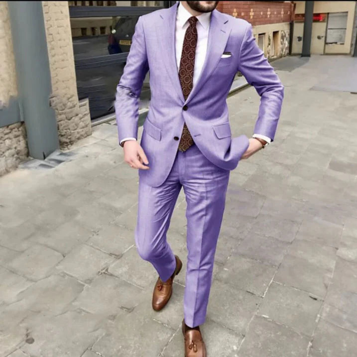 "Eleganter zweiteiliger Herrenanzug in klassischem Schnitt, ideal für Hochzeiten und formelle Anlässe, in Dunkelgrün."