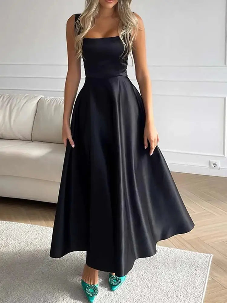 "Elegantes A-Linien Maxikleid mit quadratischem Ausschnitt, fließender Rock und betonter Taille, ideal für Anlässe."
