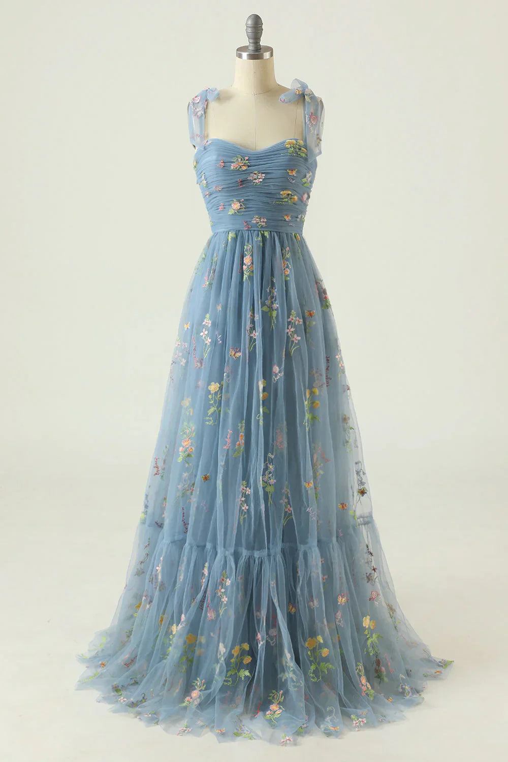 "Elegantes Ballkleid aus besticktem Tüll in Blau mit floralen Stickereien, ideal für festliche Anlässe, in verschiedenen Farb