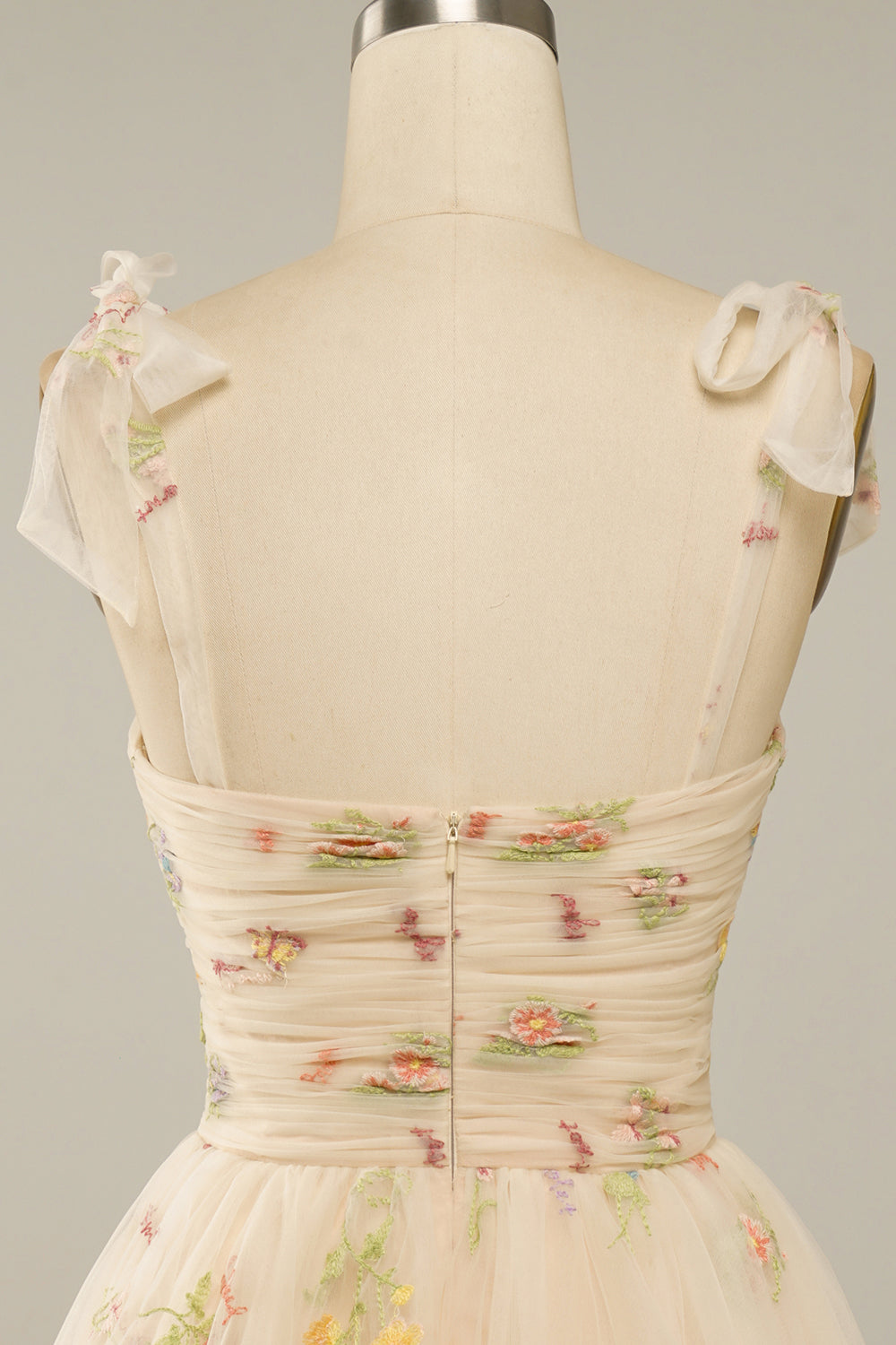 "Elegantes Ballkleid aus besticktem Tüll in Blau mit floralen Stickereien, ideal für festliche Anlässe, in verschiedenen Farb