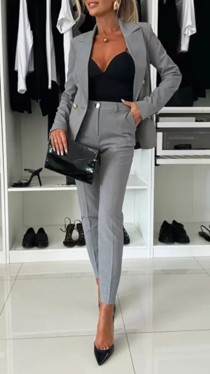 "Elegantes Damen Business-Anzug-Set, Slim Fit, mit doppelter Knopfleiste und goldenen Knöpfen, für berufliche Anlässe."