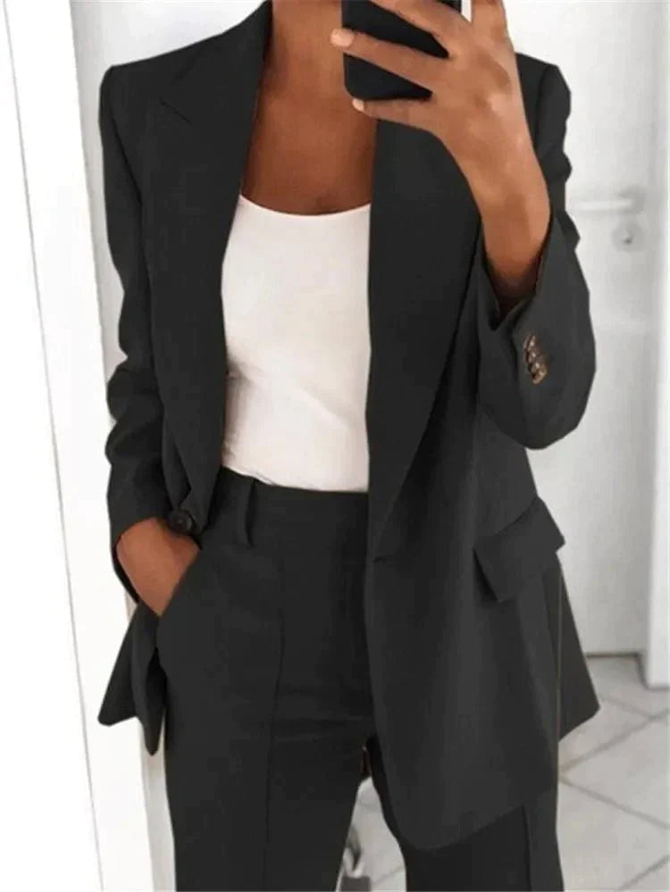 "Elegantes Damen-Arbeitsset mit stilvollem Oberteil und passender Hose, ideal für Büro und formelle Anlässe."