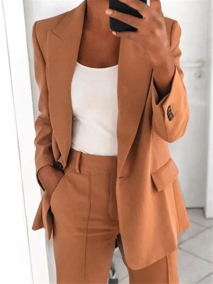 "Elegantes Damen-Arbeitsset mit stilvollem Oberteil und passender Hose, ideal für Büro und formelle Anlässe."