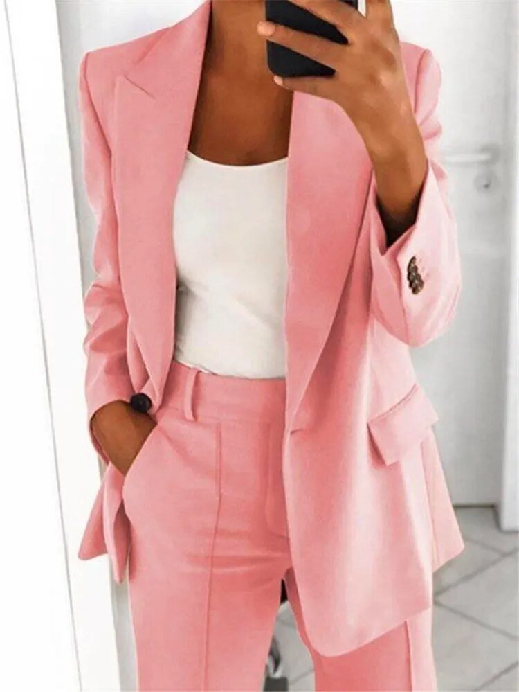 "Elegantes Damen-Arbeitsset mit stilvollem Oberteil und passender Hose, ideal für Büro und formelle Anlässe."
