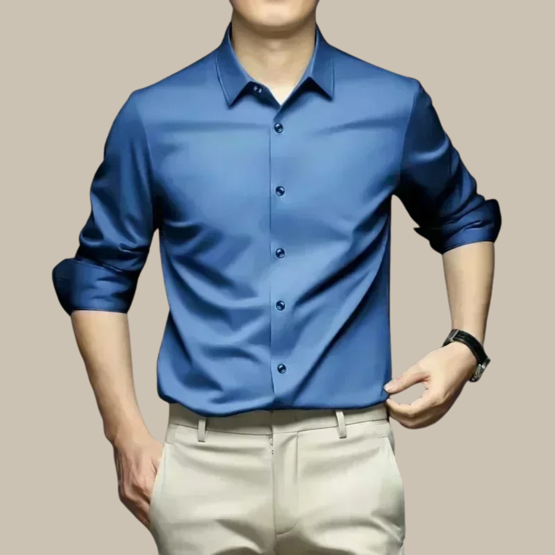 Elegantes Herren-Seidenhemd in blau, mit Knopfleiste, in schlichtem, lässigem Design, perfekt für stilvolle Anlässe.