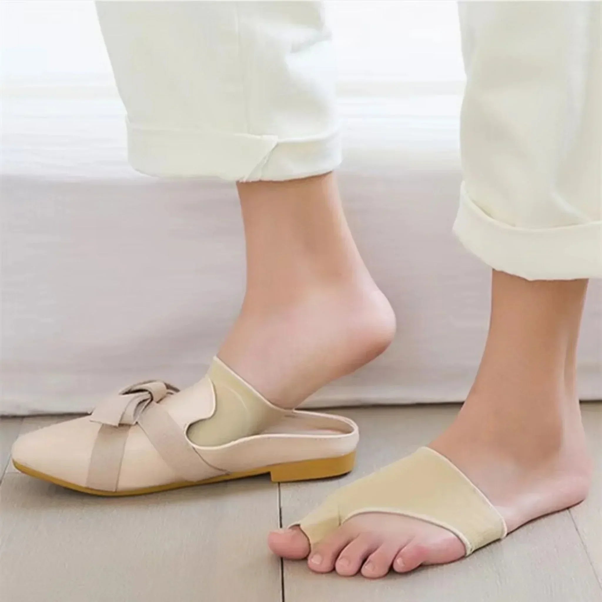 "Ergonomische HalluxFit Bandage für Hallux-Valgus, graues Accessoire, bietet Halt und Bewegungsfreiheit"