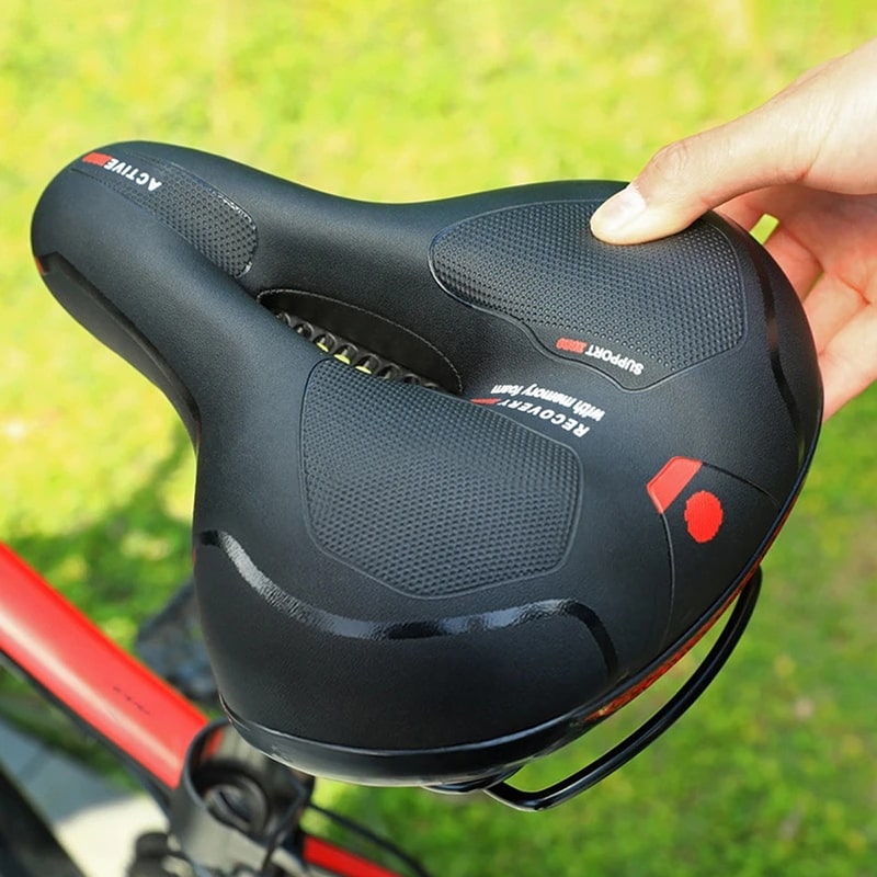 Ergonomischer ComfortRide Fahrradsattel mit dicker Polsterung, reflektierenden Streifen und Belüftungsschlitzen für Komfort.