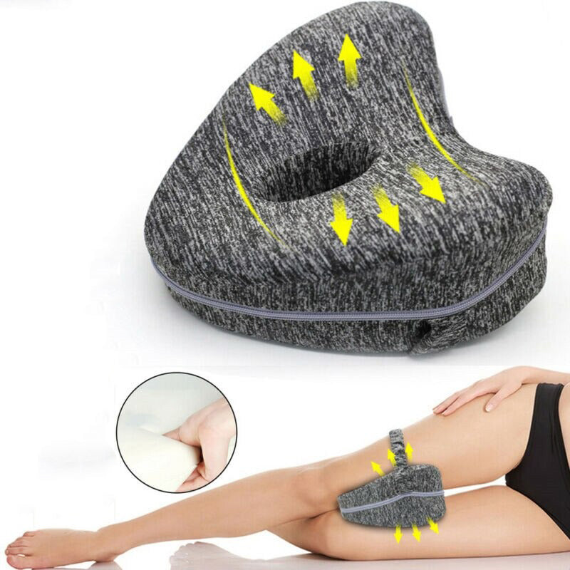 Bilde av en ergonomisk kne-pute laget av minneskum, designet for sidesovende. Den viser en hjerteformet pute i en nøytral farge som støtter bena.