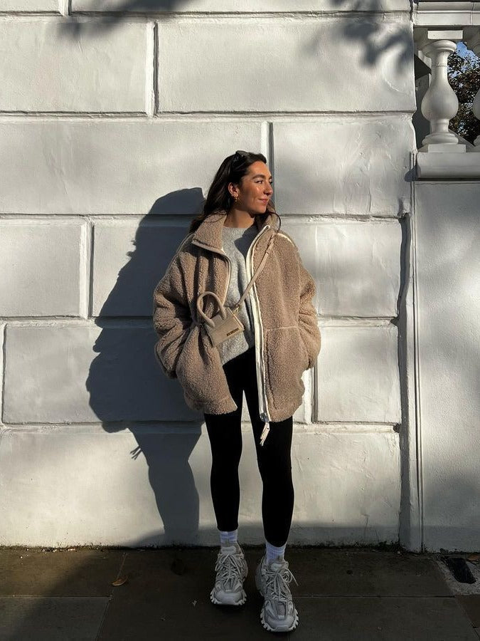 "Flauschige Damen-Fleecejacke braun, Übergröße, lockere Passform, ideal für kühle Tage, gemütlich und elegant."