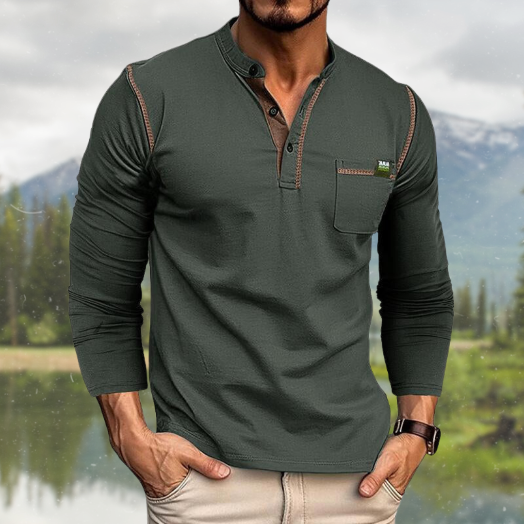 "Grünes langärmeliges Herren-Poloshirt mit elegantem Henley-Kragen, feinen Nähten und strukturiertem Stoff für Komfort."