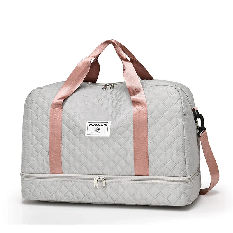 Große faltbare Reisetasche mit Rautenmuster aus wasserabweisendem Nylon, ideal für Kurztrips und geordnetes Packen.