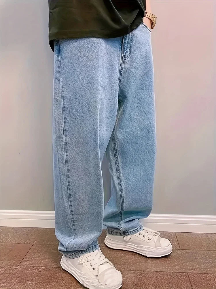 "Herren Baggy Jeans in Übergröße, lockerer Schnitt, hellblauer Farbton, vielseitig kombinierbar, Streetwear-Design."