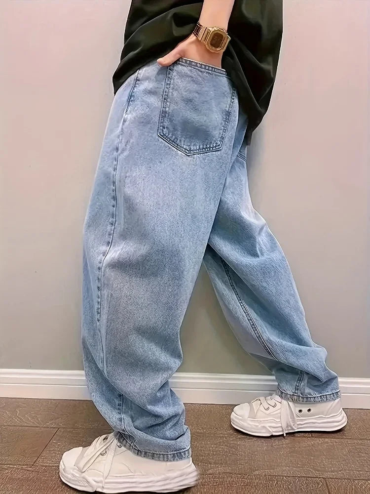 "Herren Baggy Jeans in Übergröße, lockerer Schnitt, hellblauer Farbton, vielseitig kombinierbar, Streetwear-Design."