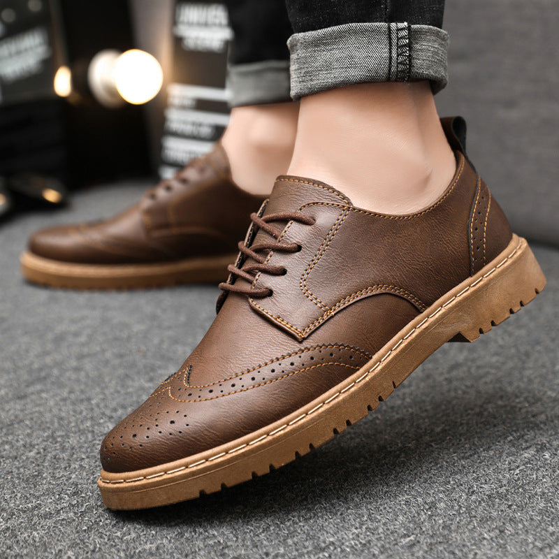 "Herren Brogue-Schnürschuh, Leder, Schwarz-Weiß-Kontrast mit Brogue-Details, eleganter und stilvoller Look"
