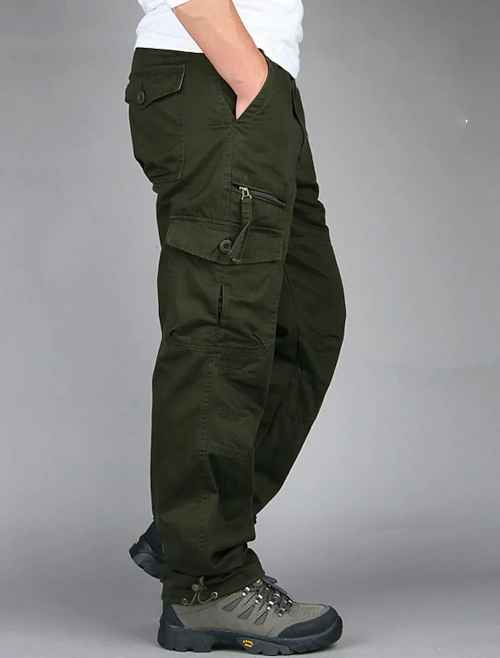 "Herren Cargohose in geradem Schnitt, mehrere Taschen, dunkelgrüne Farbe, ideal für Outdoor-Aktivitäten."