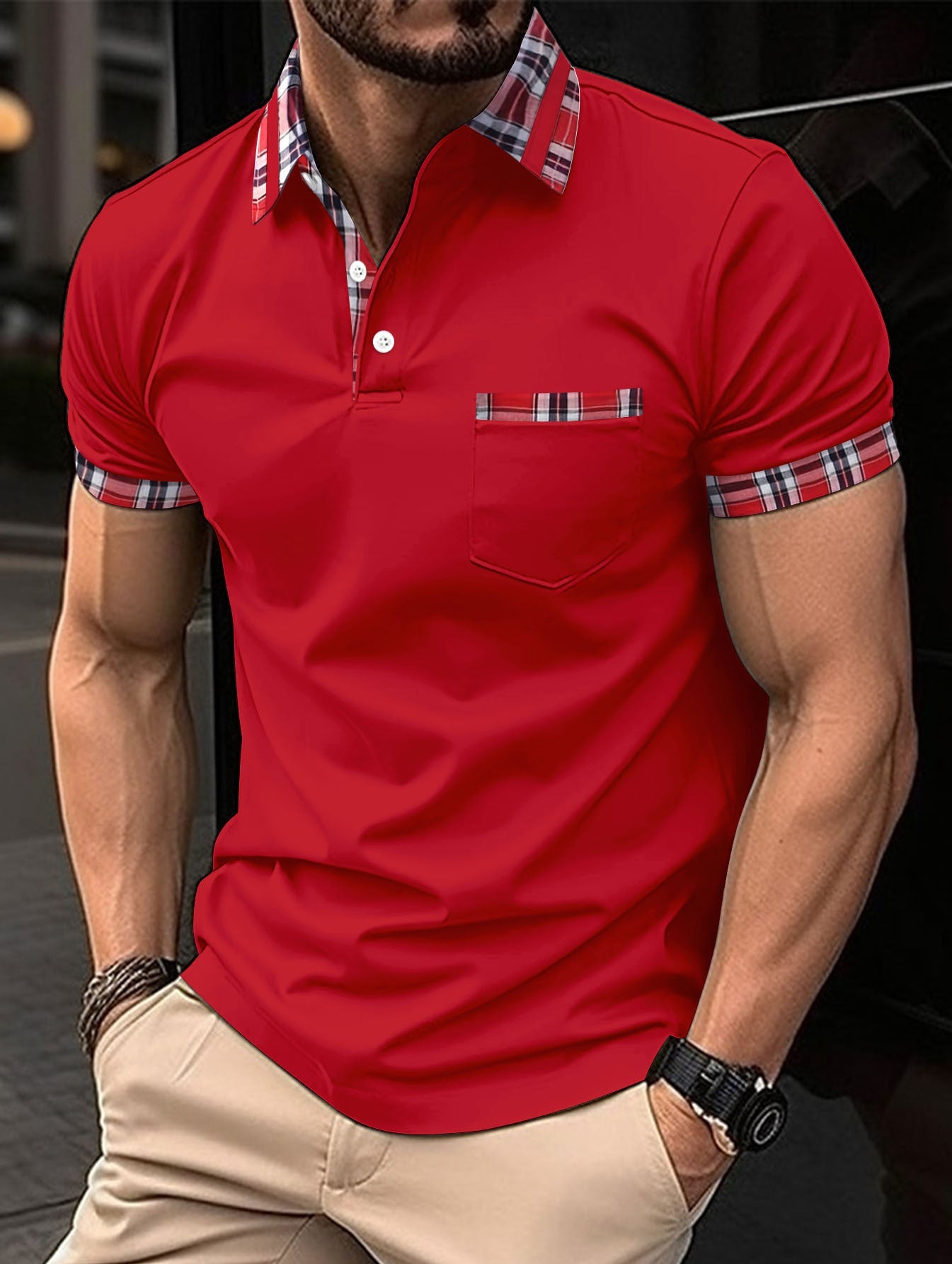 "Herren Poloshirt mit modernem Karo-Design und Brusttasche, seitliche Ansicht"