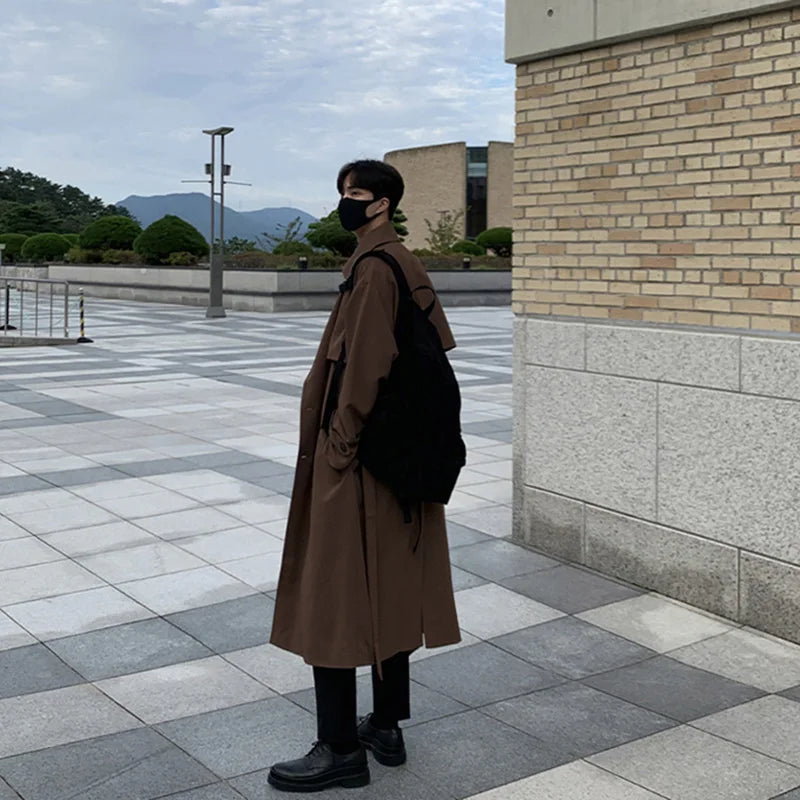 Herre Trenchcoat, lang, elegant, frontvisning, Vår 2023, tidløst design, stilig frakk for menn.