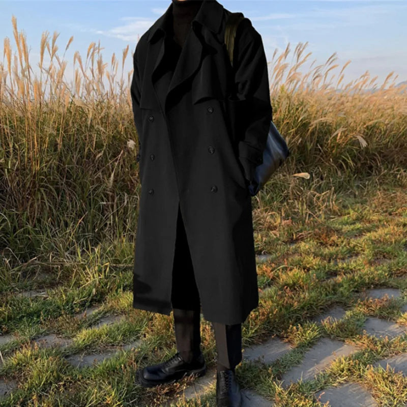 Herre Trenchcoat, lang, elegant, frontvisning, Vår 2023, tidløst design, stilig frakk for menn.