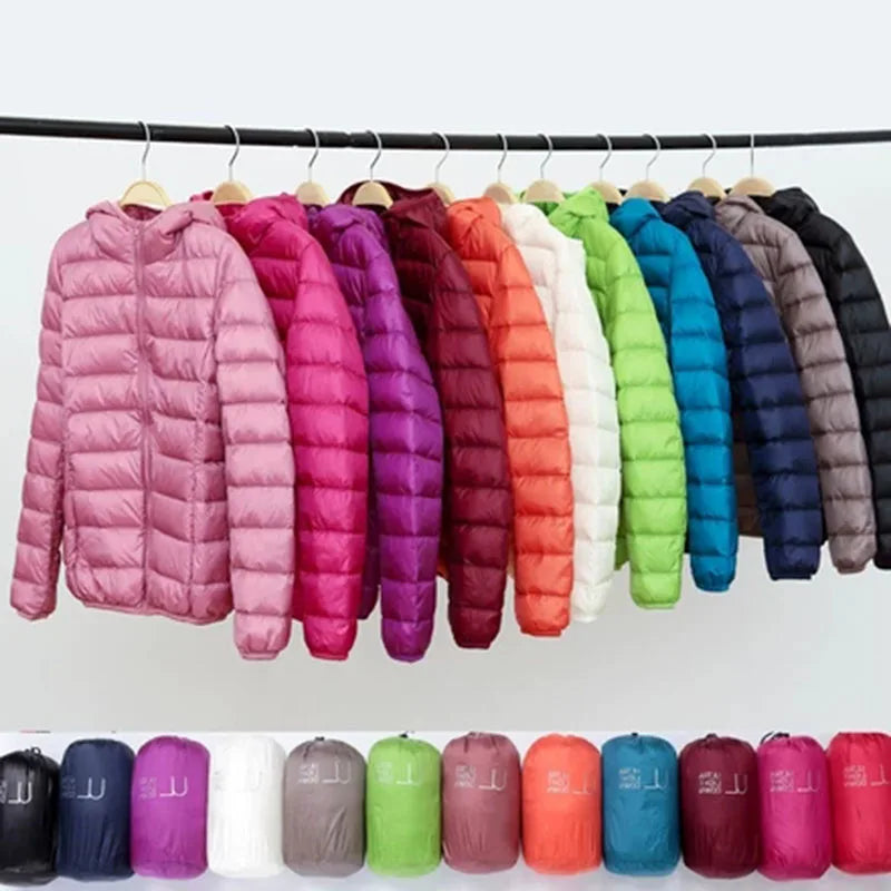 "Herren ultraleichte Daunenjacke Vorderansicht: zeitloser Stil, mit Kapuze und elastischen Ärmelabschlüssen, wasserabweisend.