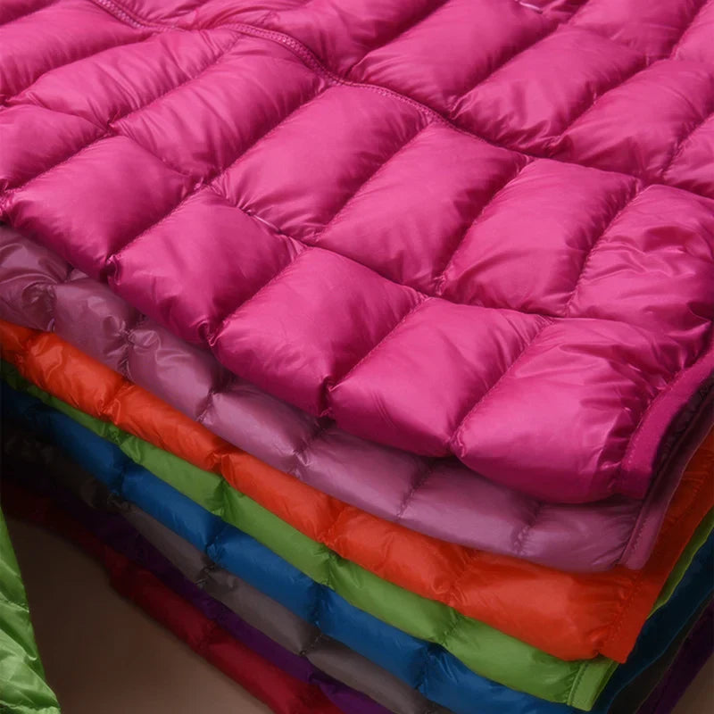 "Herren ultraleichte Daunenjacke Vorderansicht: zeitloser Stil, mit Kapuze und elastischen Ärmelabschlüssen, wasserabweisend.