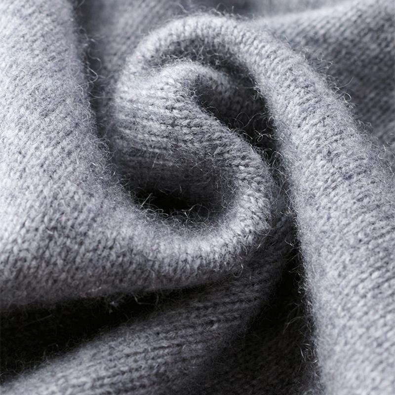 Herrenpullover mit halbem Reißverschluss, warme Passform, moderner Look, ideal für Freizeit und Anlässe, stilvoll und bequem.