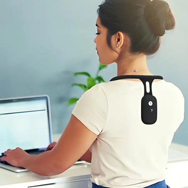 Intelligente Haltungskorrektur in Schwarz, bandloses Design, Echtzeit-Überwachung für bessere Körperhaltung.