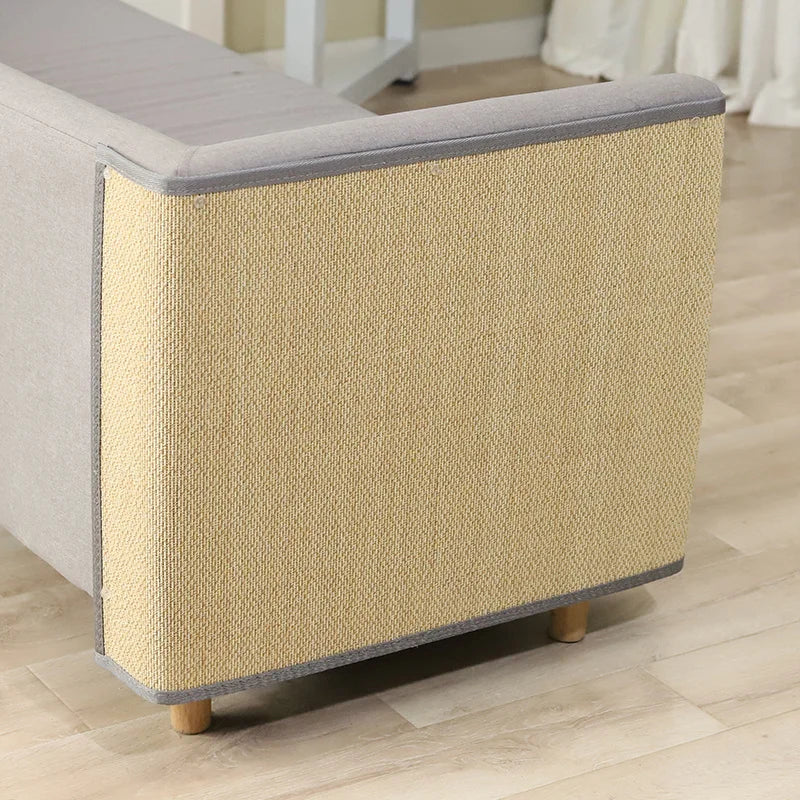 Katzenkratzmatte aus Sisal, robust, beige, ideal für Krallenpflege und Möbelschutz mit integriertem Spielzeug.