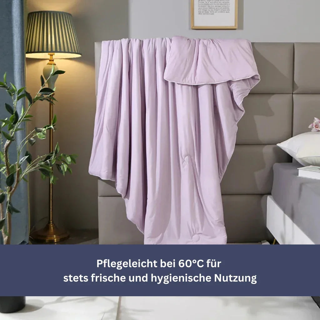 "Kühlende Sommerdecke in Himmelblau auf Bett, ideal für heiße Nächte, atmungsaktiv und hautfreundlich für erholsamen Schlaf."