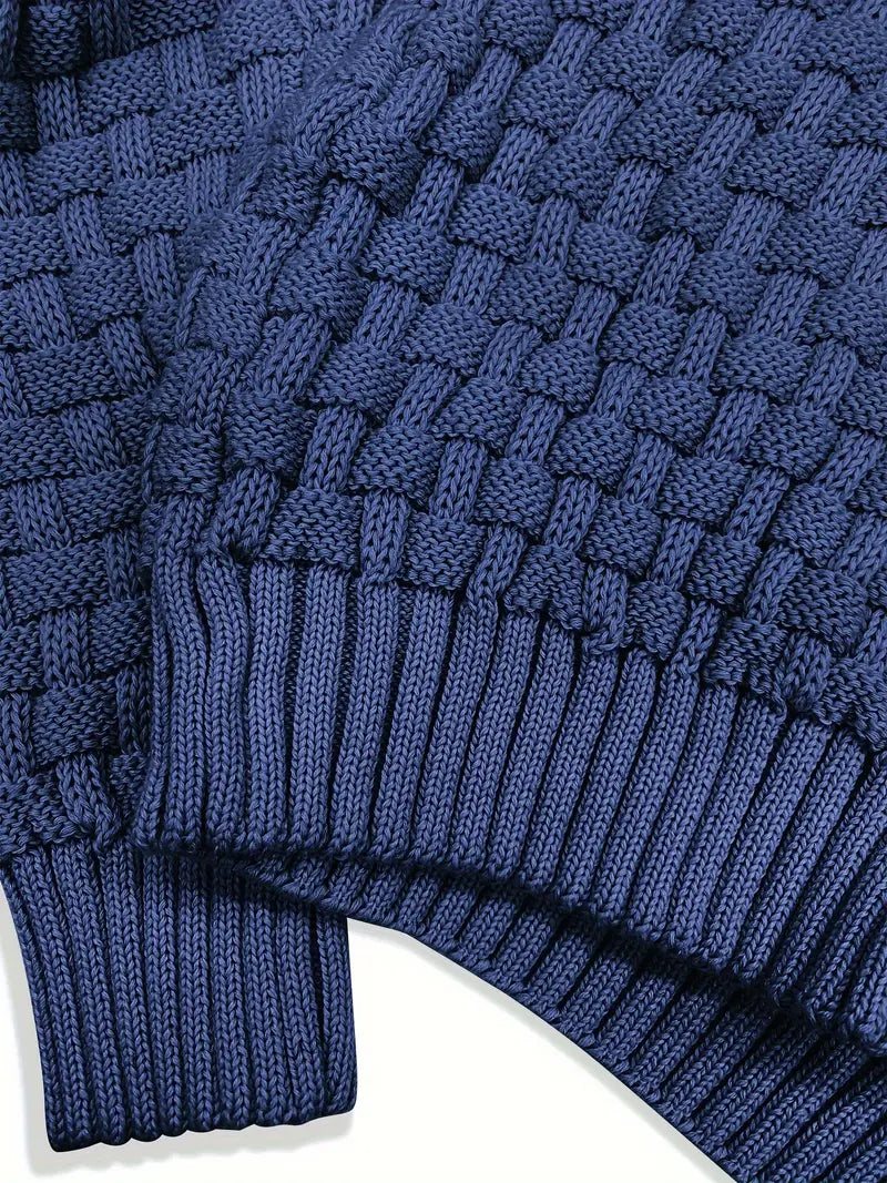 "Klassischer blauer Herren Strickpullover, weich und modern, ideal für kältere Tage und überall vielseitig kombinierbar."