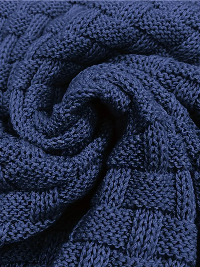 "Klassischer blauer Herren Strickpullover, weich und modern, ideal für kältere Tage und überall vielseitig kombinierbar."