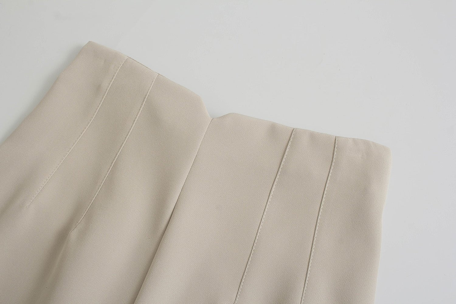 "Knitterfreie Damenhose in Schwarz, eleganter klassischer Schnitt, hochwertiges Material, für Büro und Abendveranstaltungen."
