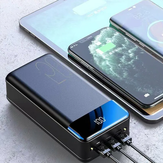 "Kompakte Powerbank 50.000 mAh, in Schwarz und Dunkelgrau, für schnelles Laden unterwegs, ideal für Reisen und Abenteuer."