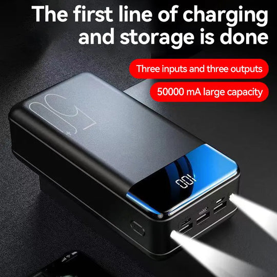 "Kompakte Powerbank 50.000 mAh, in Schwarz und Dunkelgrau, für schnelles Laden unterwegs, ideal für Reisen und Abenteuer."