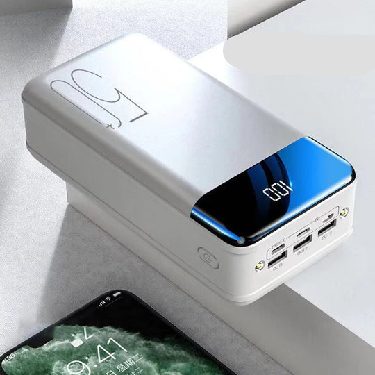 "Kompakte Powerbank 50.000 mAh, in Schwarz und Dunkelgrau, für schnelles Laden unterwegs, ideal für Reisen und Abenteuer."