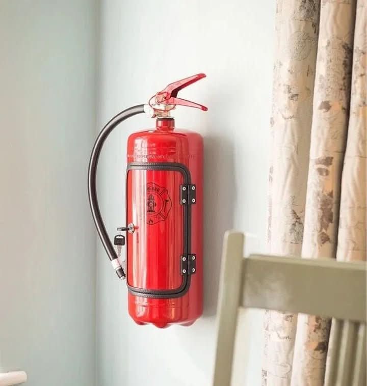 "Kreative versteckte Bar im Feuerlöscher-Design, ideal zur stilvollen Getränkelagerung in Wohn- oder Büroeinrichtungen."